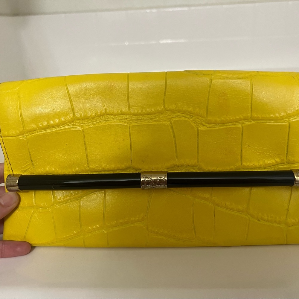 DVF clutch